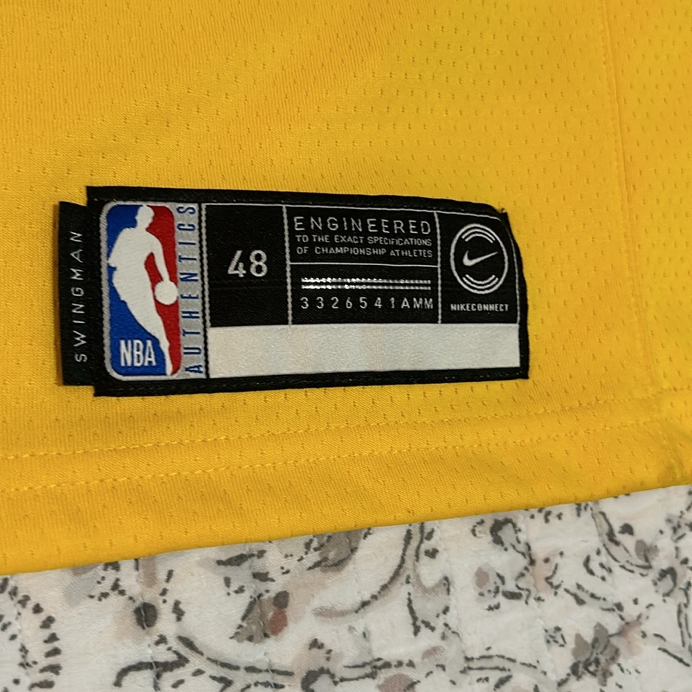 Lebron James Lakers Jersey. (L) - Excellent Condition! - Picture 2 of 3